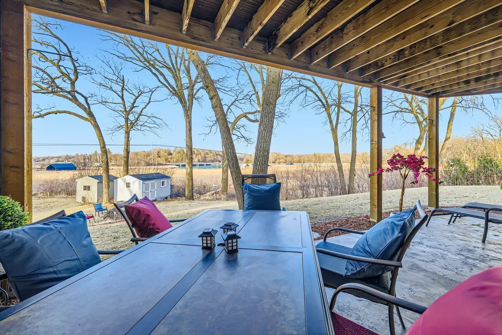 19900 Cottagewood Rd, Deephaven, MN 55331