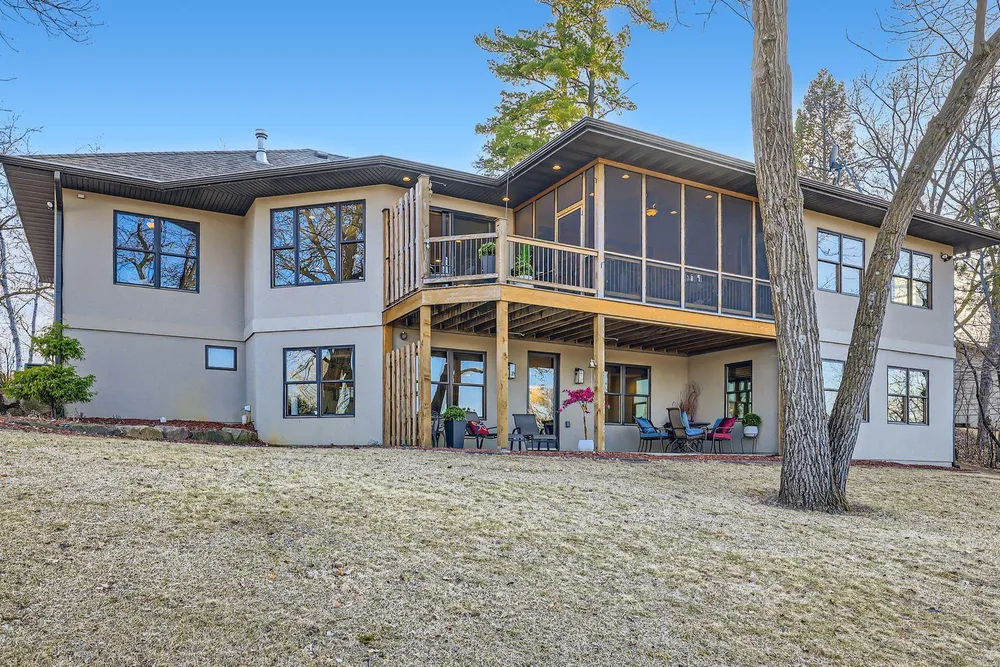 19900 Cottagewood Rd, Deephaven, MN 55331