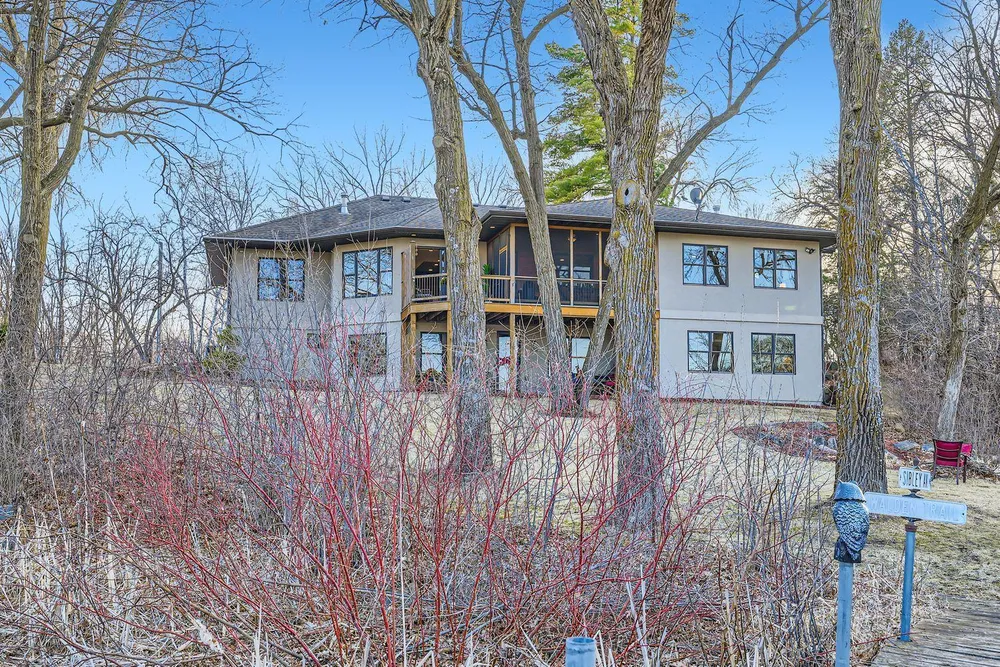19900 Cottagewood Rd, Deephaven, MN 55331