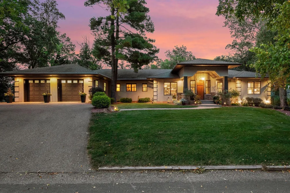 19900 Cottagewood Rd, Deephaven, MN 55331