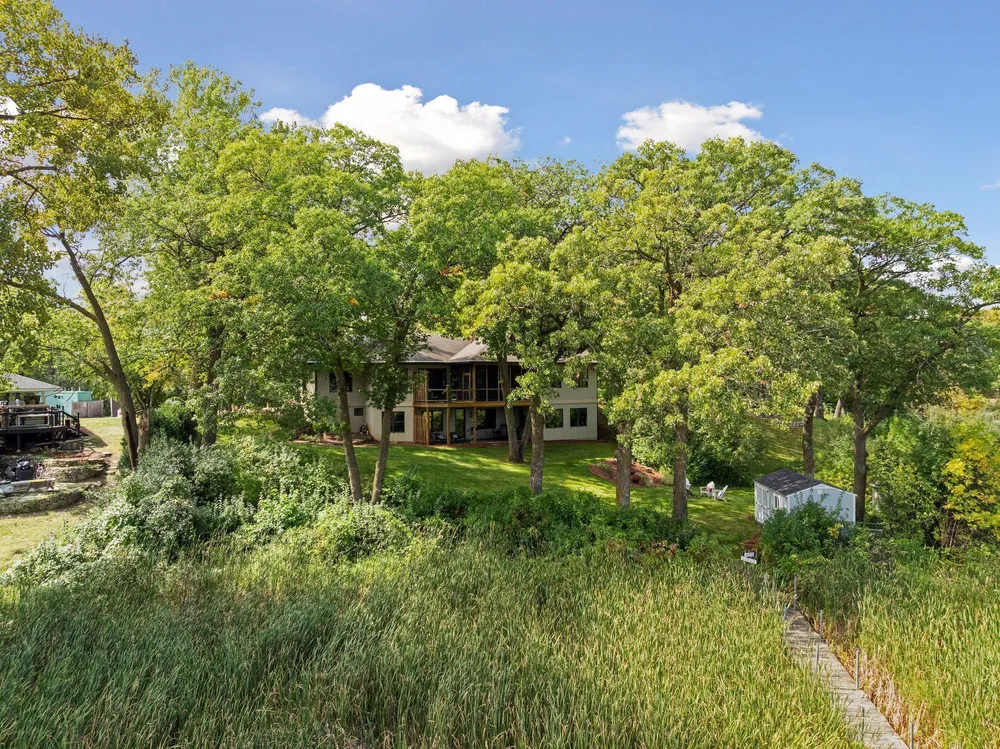 19900 Cottagewood Rd, Deephaven, MN 55331