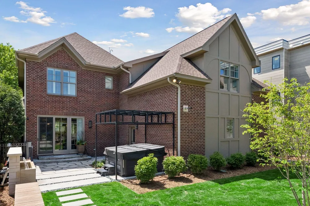 715 Rice St E, Wayzata, MN 55391