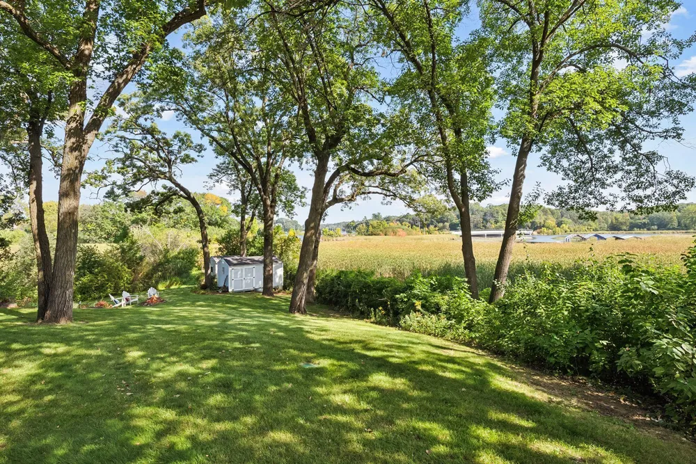19900 Cottagewood Rd, Deephaven, MN 55331