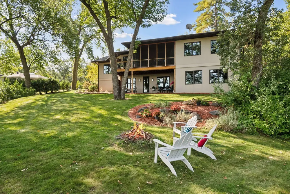 19900 Cottagewood Rd, Deephaven, MN 55331