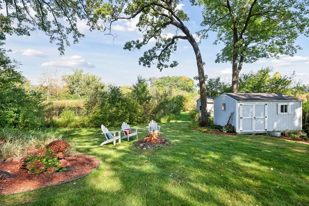 19900 Cottagewood Rd, Deephaven, MN 55331