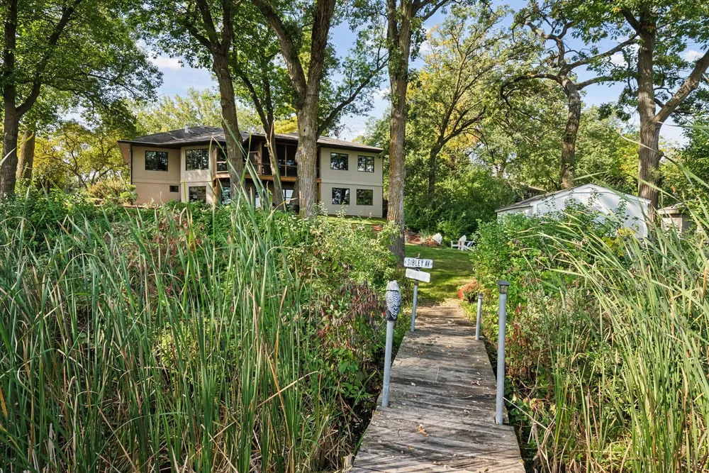 19900 Cottagewood Rd, Deephaven, MN 55331