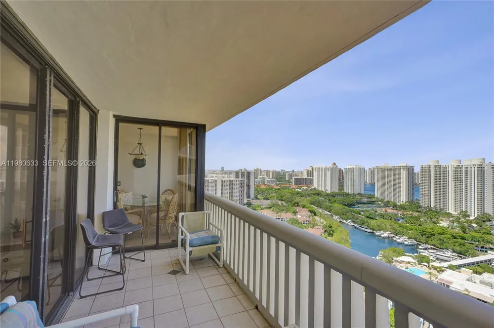 1000 W Island Blvd, Aventura, FL 33160