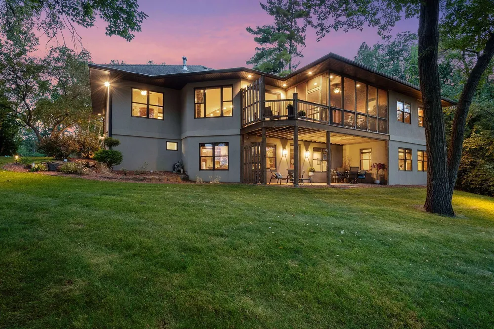 19900 Cottagewood Rd, Deephaven, MN 55331