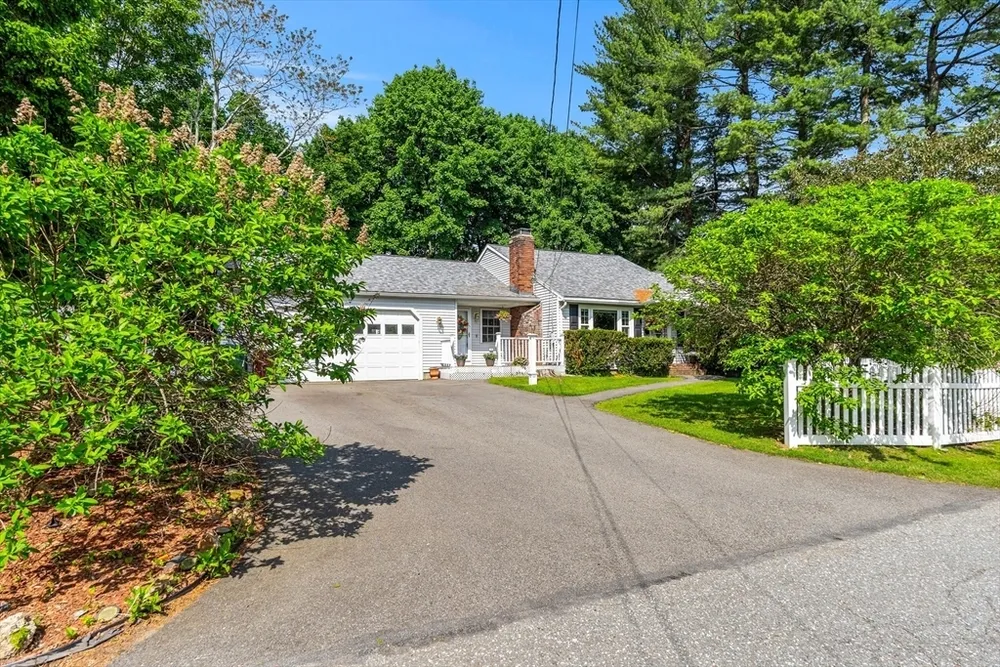 21 Guild St, Lowell, MA 01852