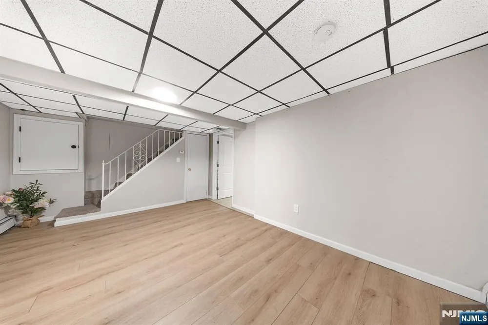 29 Pine St, Lodi, NJ 07644