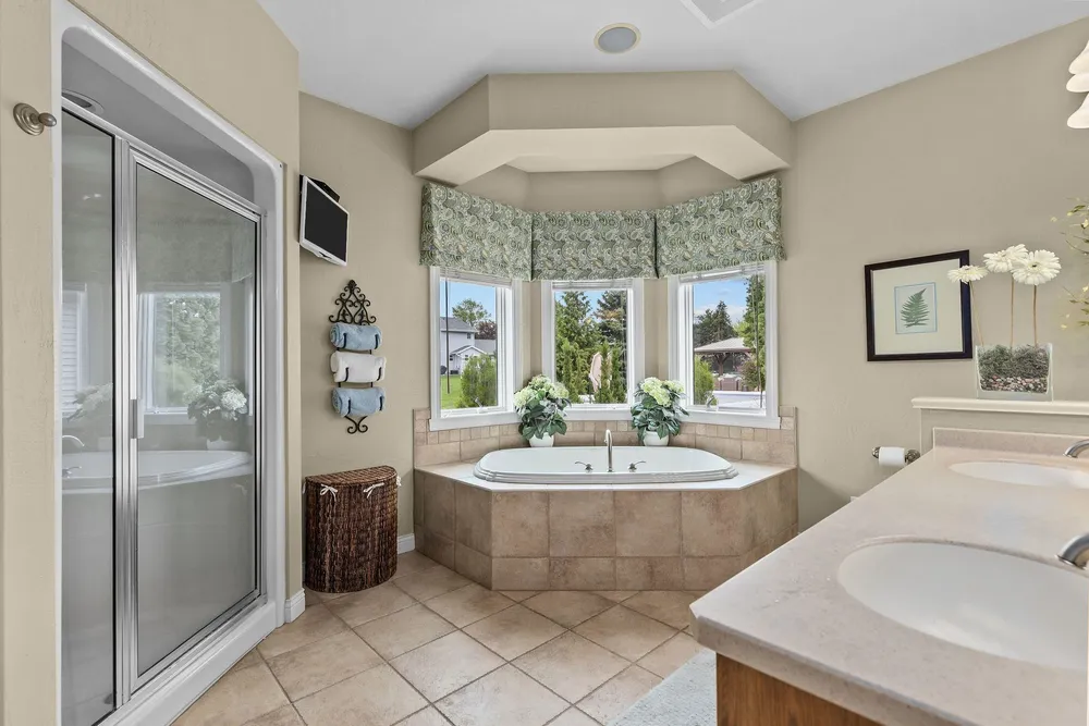 4916 N Silentwind Way, Appleton, WI 54913