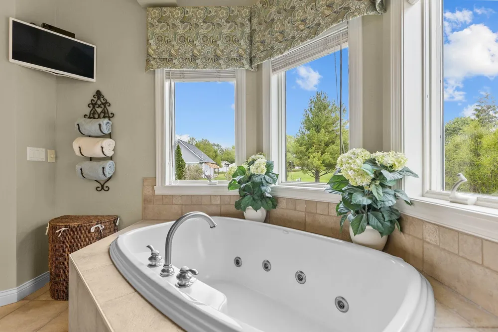 4916 N Silentwind Way, Appleton, WI 54913