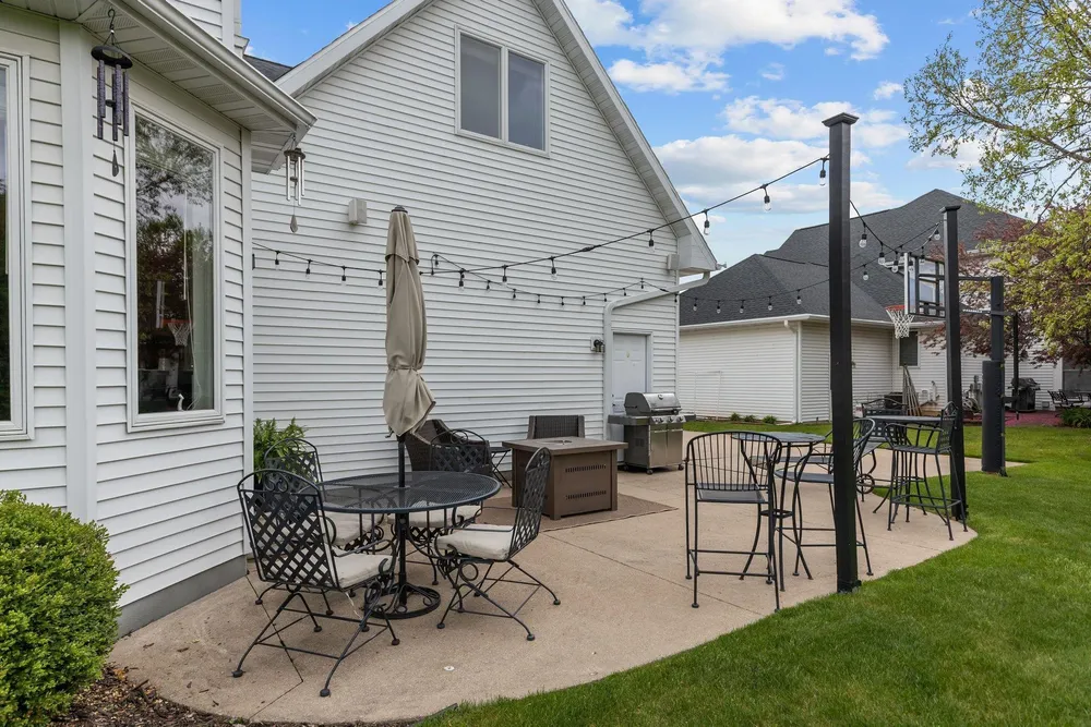 4916 N Silentwind Way, Appleton, WI 54913