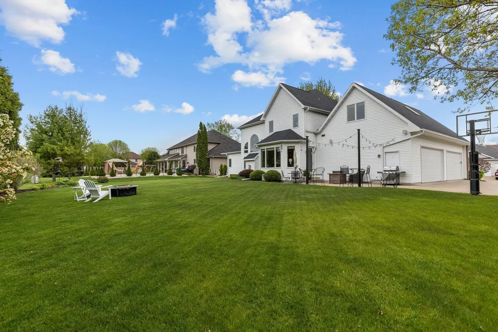 4916 N Silentwind Way, Appleton, WI 54913