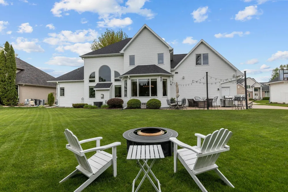 4916 N Silentwind Way, Appleton, WI 54913