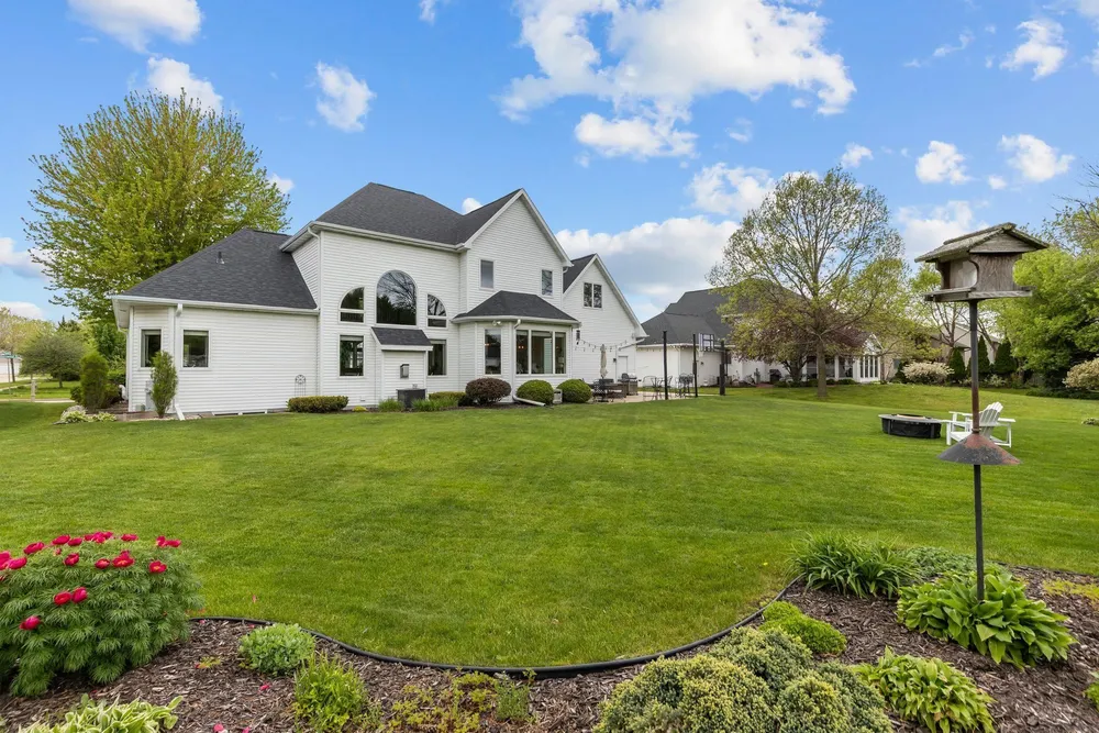 4916 N Silentwind Way, Appleton, WI 54913
