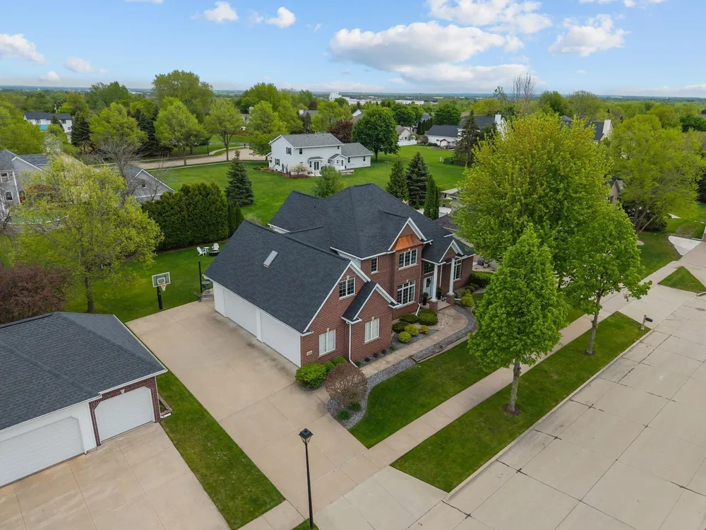 4916 N Silentwind Way, Appleton, WI 54913
