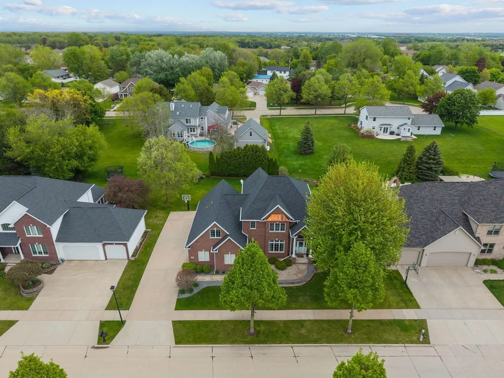 4916 N Silentwind Way, Appleton, WI 54913