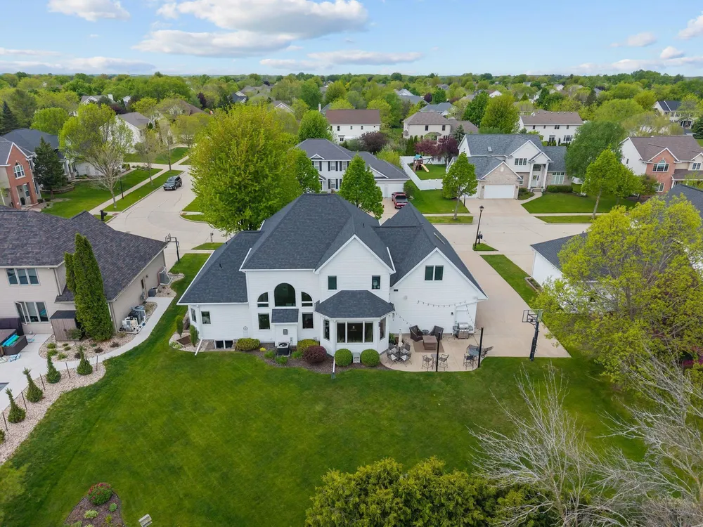 4916 N Silentwind Way, Appleton, WI 54913