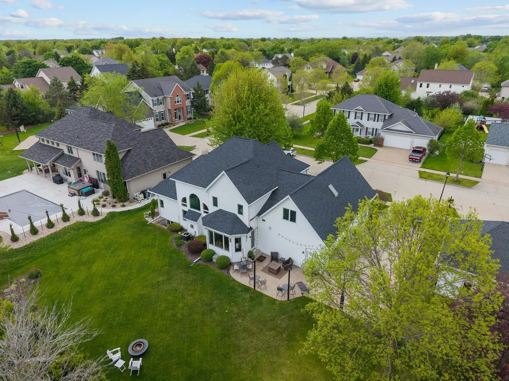 4916 N Silentwind Way, Appleton, WI 54913