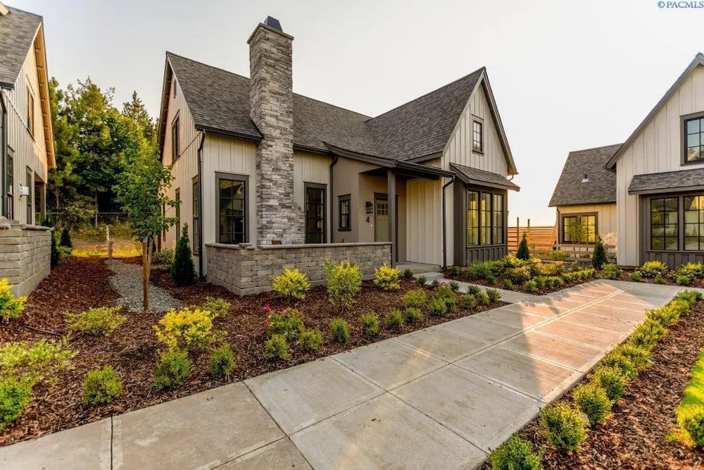 2045 NW Hidden View Ct, Pullman, WA 99163