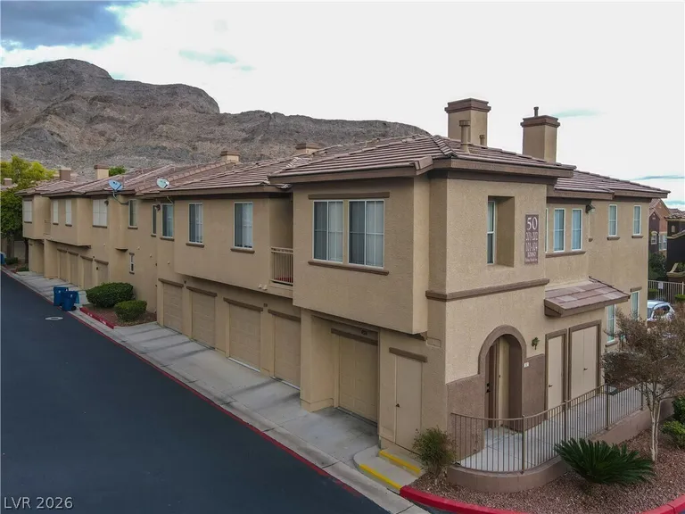 10180 Delray Beach Ave, Las Vegas, NV 89129