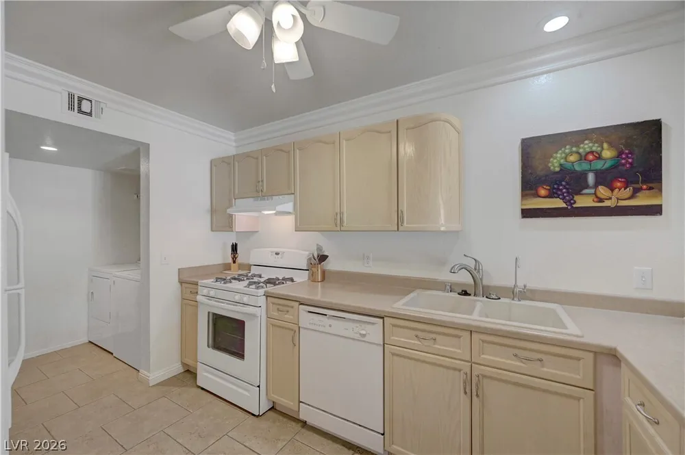 8012 Lisa Dawn Ave, Las Vegas, NV 89147