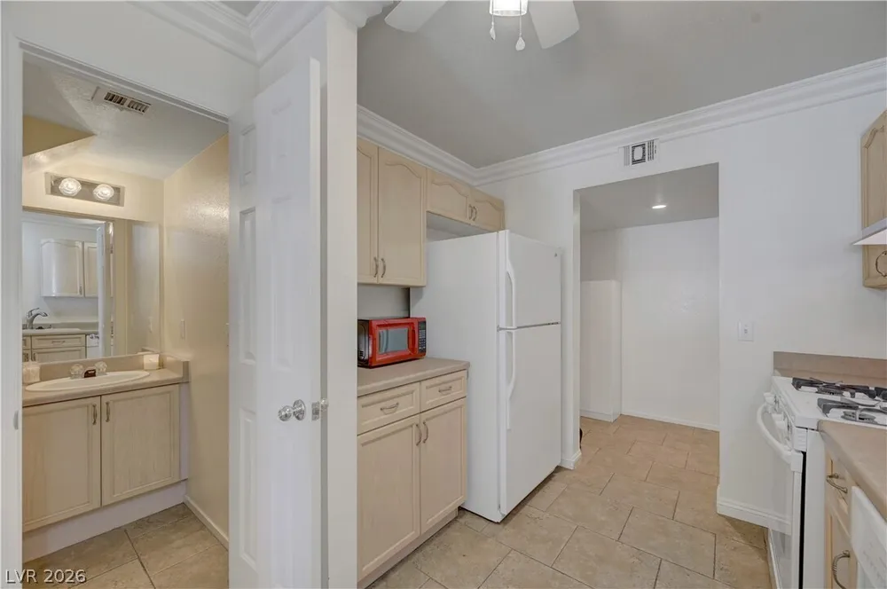 8012 Lisa Dawn Ave, Las Vegas, NV 89147