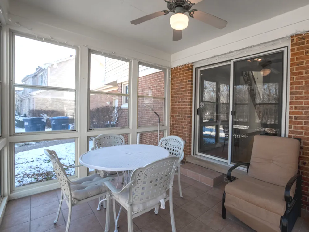 1351 Callen Ln, Des Plaines, IL 60016-8740