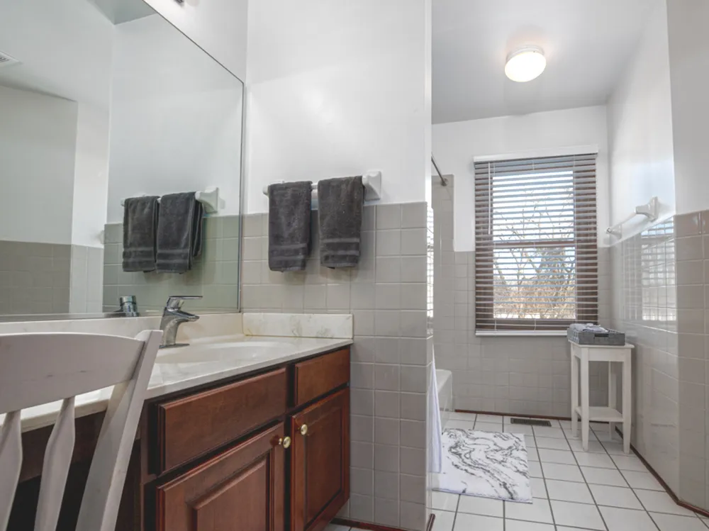 1351 Callen Ln, Des Plaines, IL 60016-8740