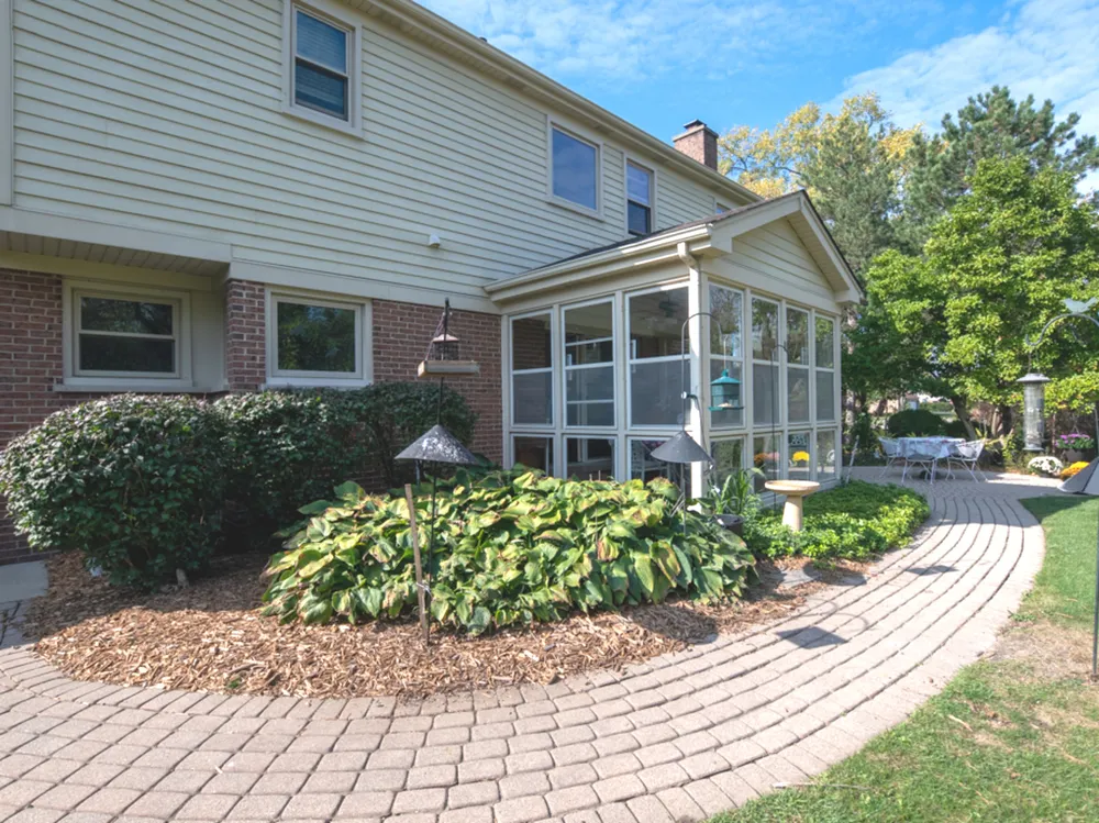 1351 Callen Ln, Des Plaines, IL 60016-8740