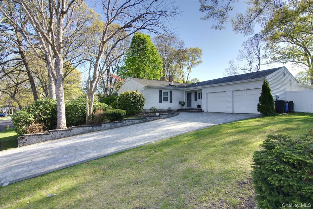 8 Croydon Ave, Lake Ronkonkoma, NY 11779