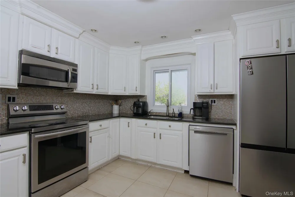 8 Croydon Ave, Lake Ronkonkoma, NY 11779