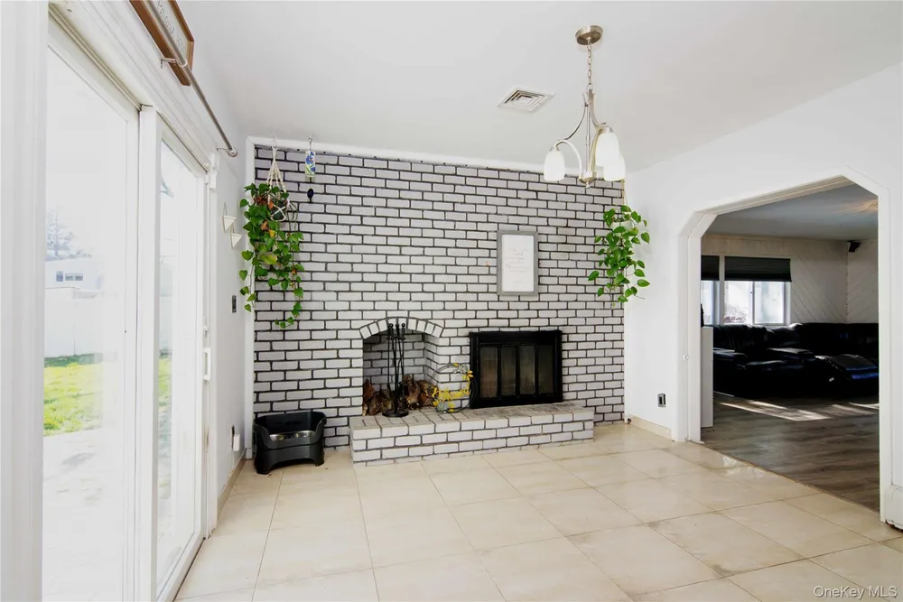 8 Croydon Ave, Lake Ronkonkoma, NY 11779