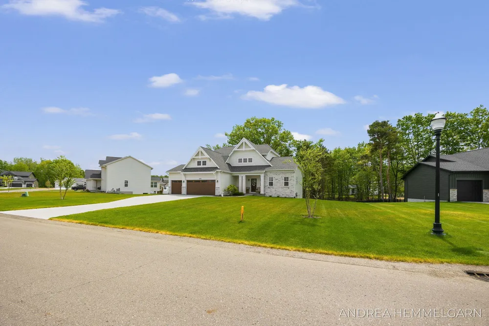3090 Thornbury Dr, Holland, MI 49424