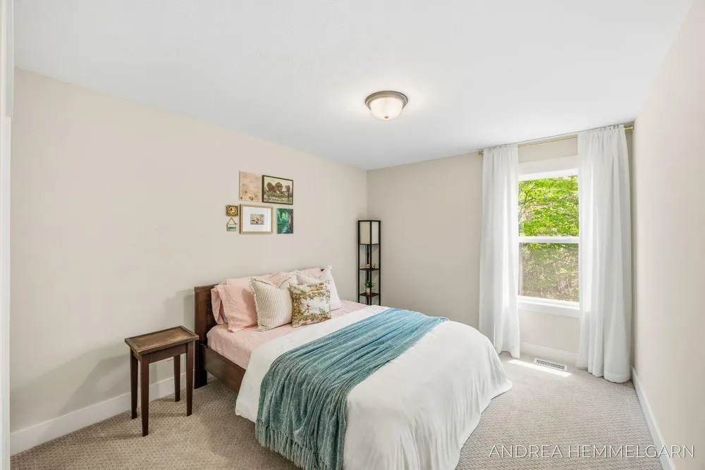 3090 Thornbury Dr, Holland, MI 49424
