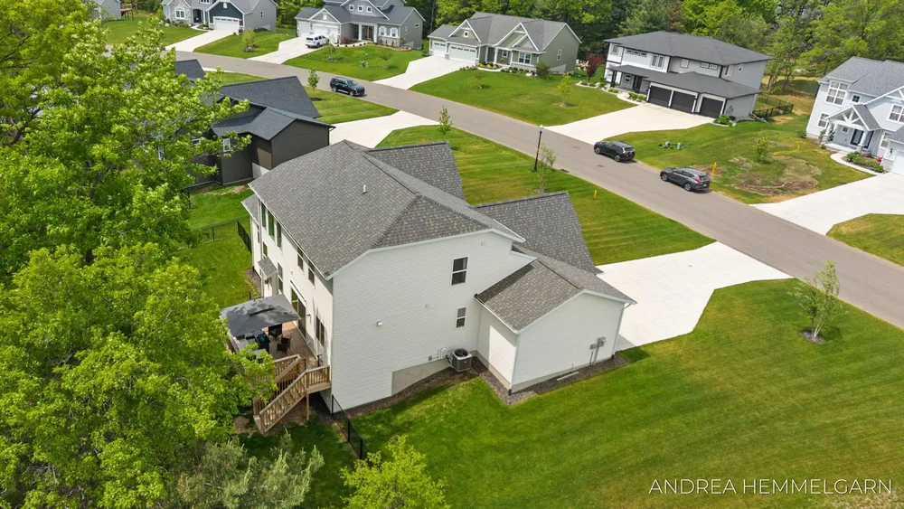 3090 Thornbury Dr, Holland, MI 49424