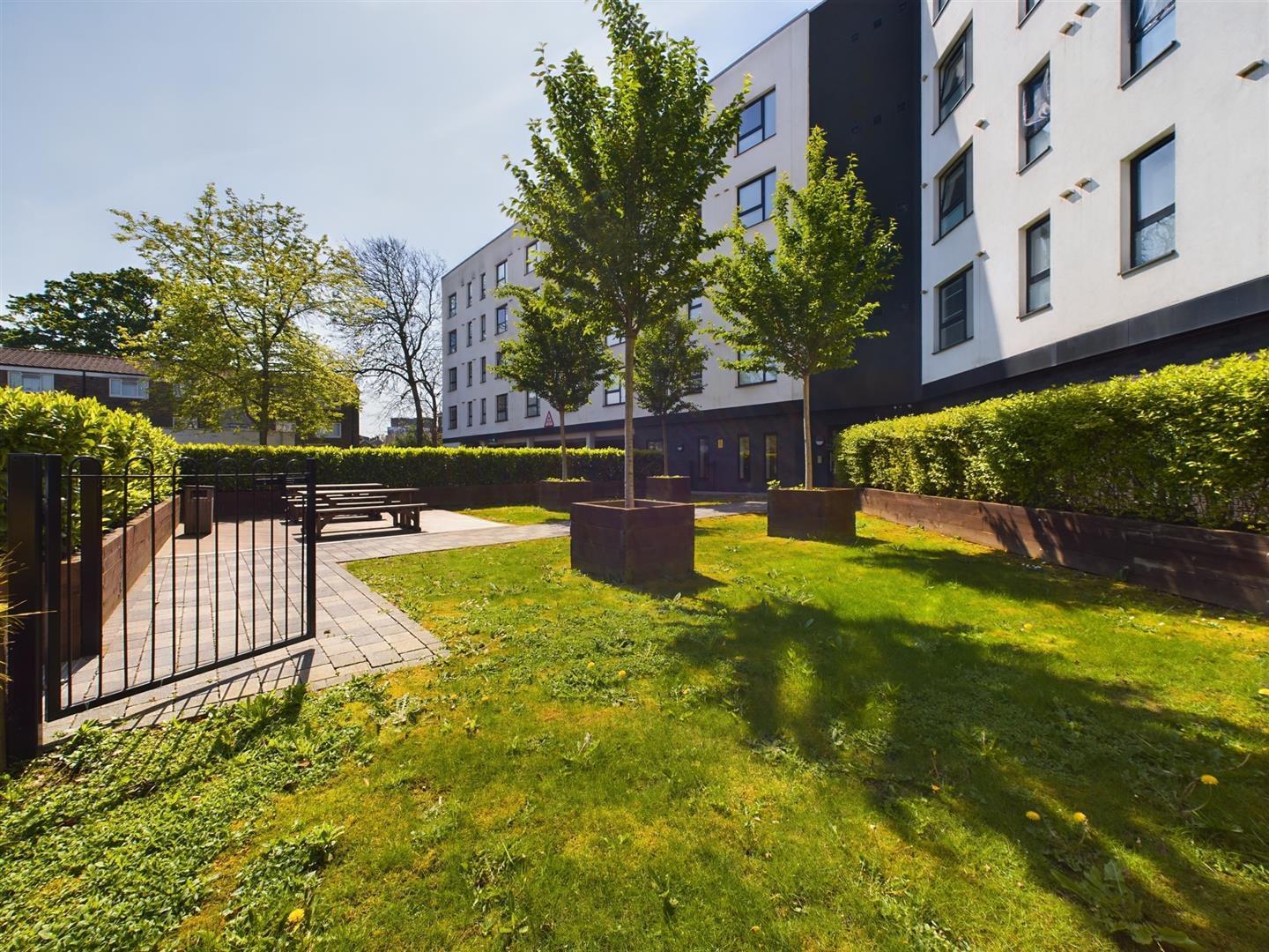 London Road, Crawley Image 6