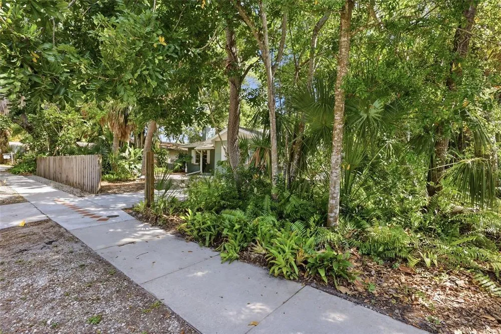 1264 18th St, Sarasota, FL 34234