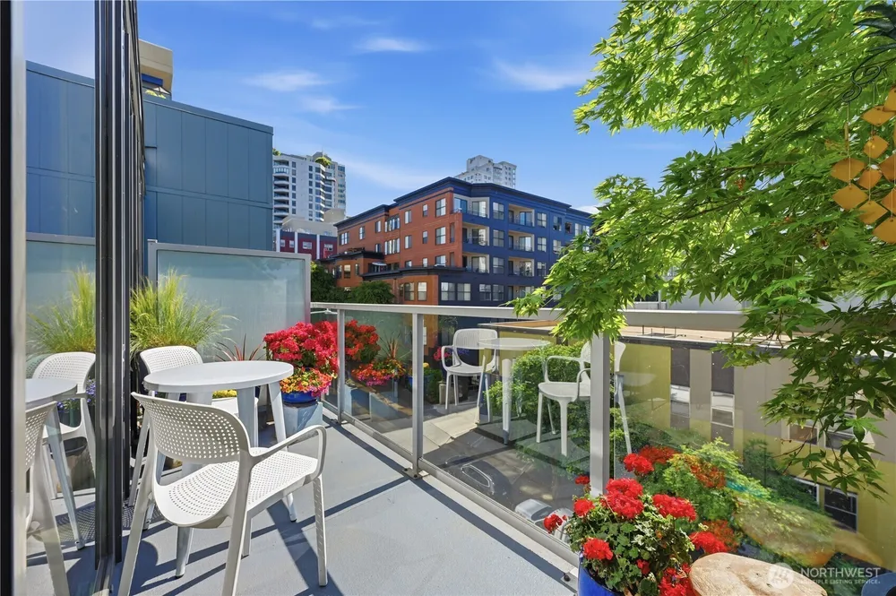 76 Cedar St, Seattle, WA 98121