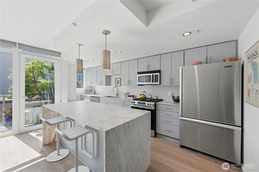 76 Cedar St, Seattle, WA 98121