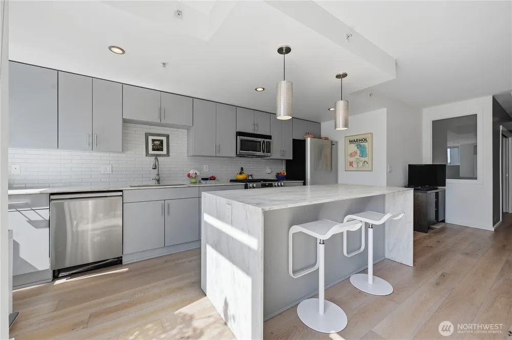 76 Cedar St, Seattle, WA 98121