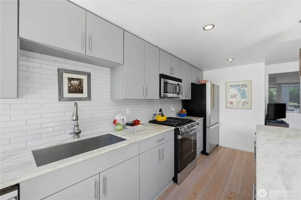 76 Cedar St, Seattle, WA 98121