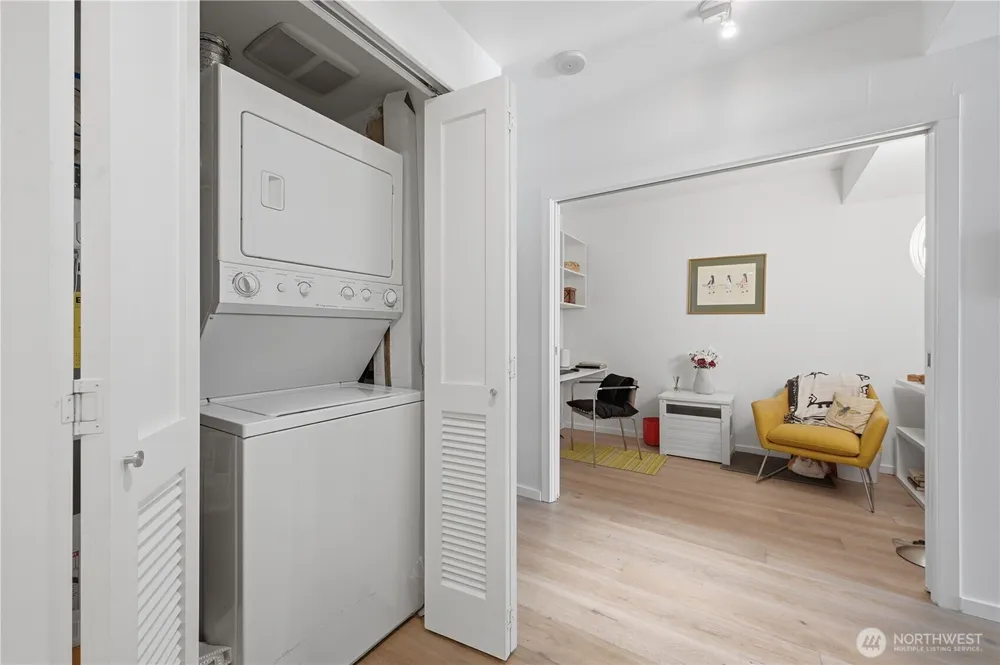 76 Cedar St, Seattle, WA 98121
