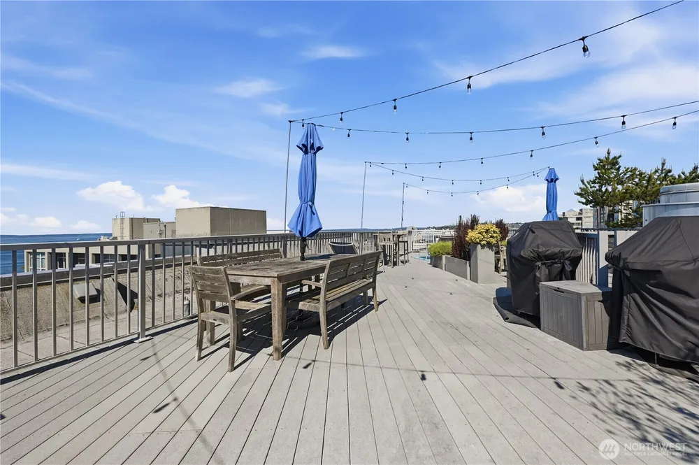 76 Cedar St, Seattle, WA 98121