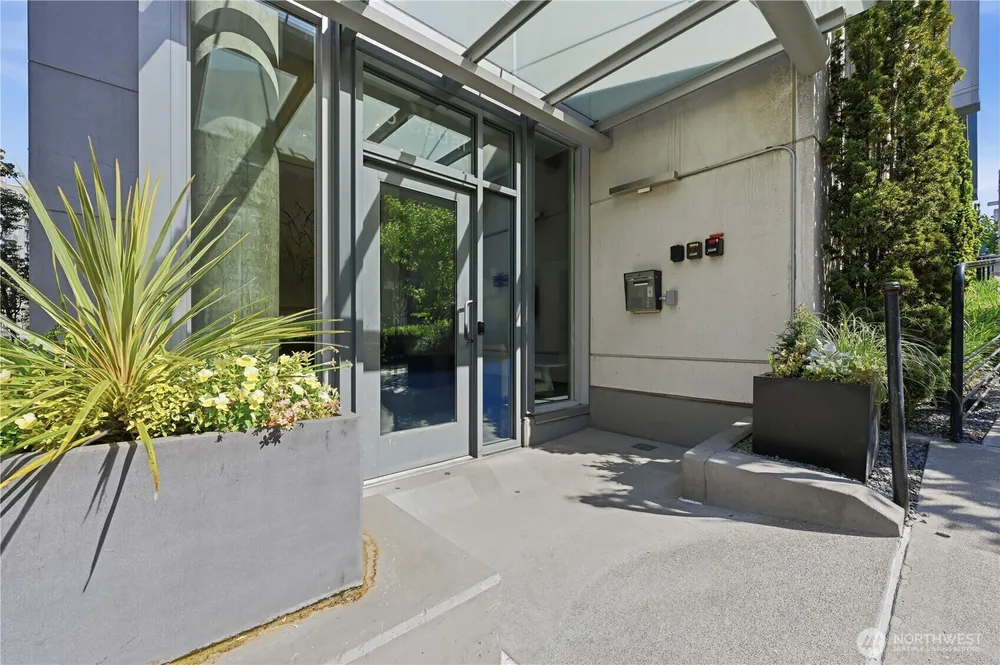76 Cedar St, Seattle, WA 98121