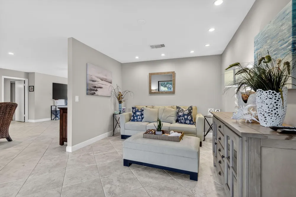 41 Stratford Ln W, Boynton Beach, FL 33436