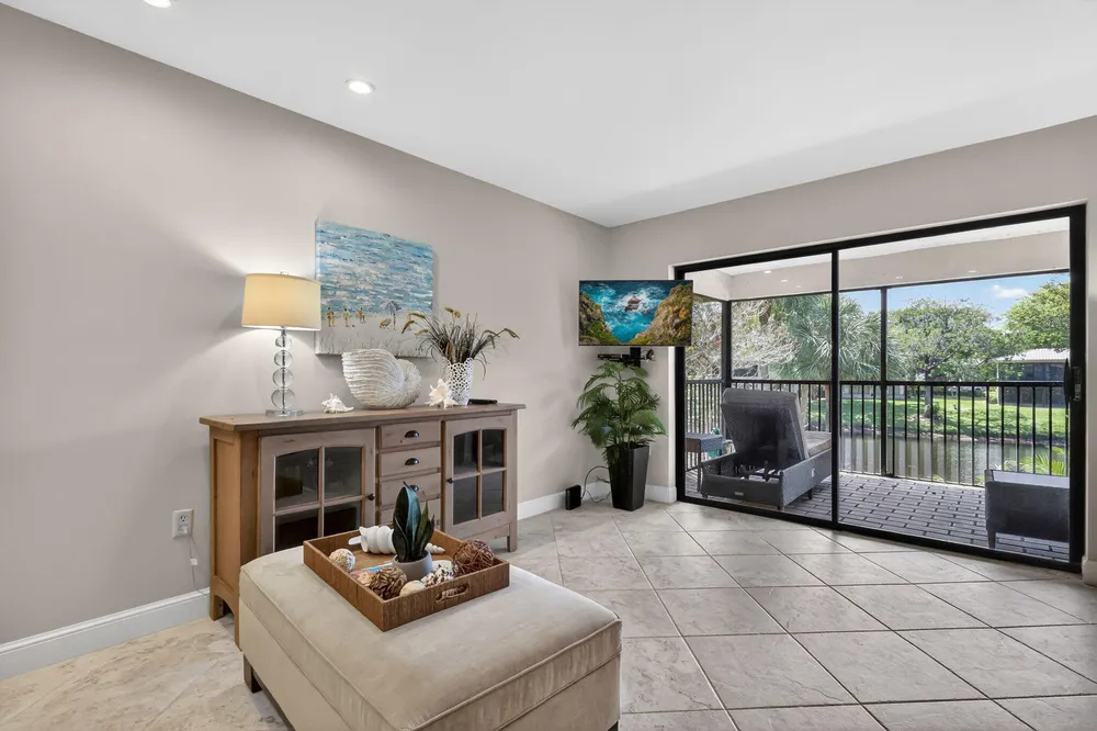 41 Stratford Ln W, Boynton Beach, FL 33436