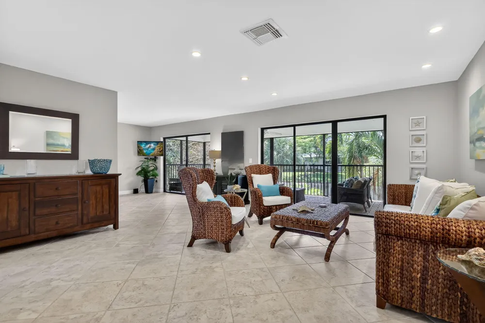 41 Stratford Ln W, Boynton Beach, FL 33436