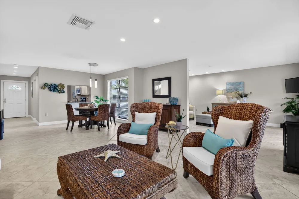 41 Stratford Ln W, Boynton Beach, FL 33436